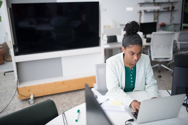 How Web-Based 3D Presentations Change the Role of Real Estate Sales Teams